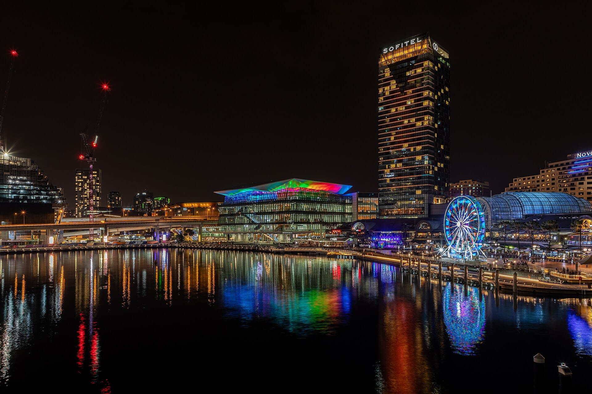 夜晚被照亮的城市水岸